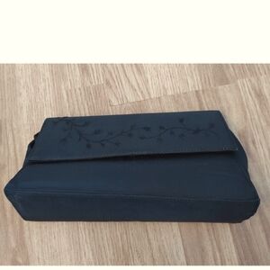 Vintages Elegant Black Embroidered Clutch